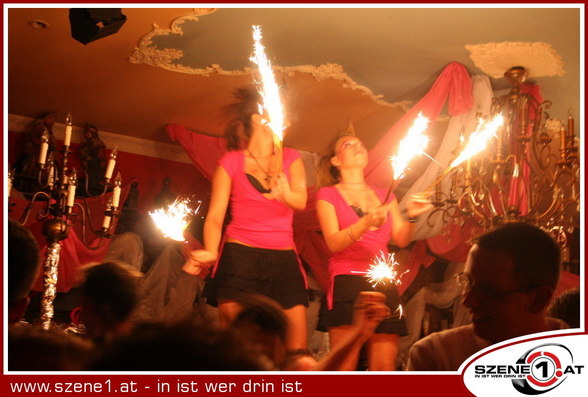 1200 Leute im Muschi Club - 