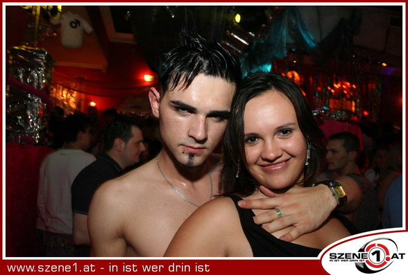 1200 Leute im Muschi Club - 