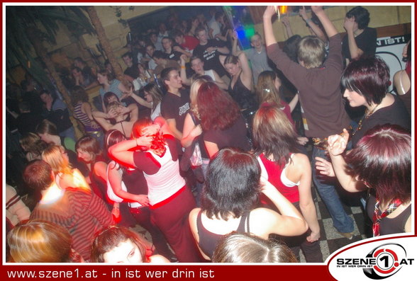 Szene1 - Minirock-Party - 