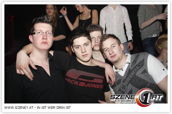 ich und freunde beim fortgehen  - 