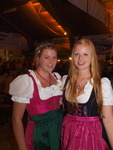 Dirndl trifft Lederhose