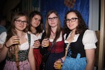 Dirndl trifft Lederhosn 12082674