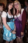 Dirndl trifft Lederhosn 12082683