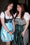 Dirndl trifft Lederhosn 12082731