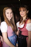 Dirndl trifft Lederhosn 12082744