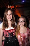 Dirndl trifft Lederhosn 12082752