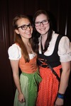 Dirndl trifft Lederhosn 12082833