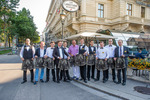 Kellner des Cafe Landtmann in der Zillertaler Trachtenbadehose - Fotos C.Mikes