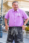 Kellner des Cafe Landtmann in der Zillertaler Trachtenbadehose - Fotos C.Mikes