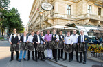 Kellner des Cafe Landtmann in der Zillertaler Trachtenbadehose - Fotos C.Mikes