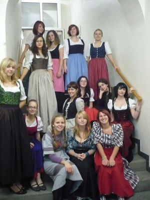 Gruppenavatar von Die Dirndl-Trägerinnen der 2b (HBLA für künstlerische Gestaltung) 2008/09