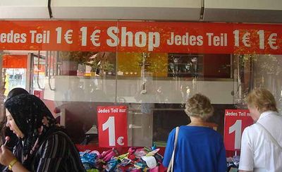 Gruppenavatar von dei mama steht foam 1 euro-shop und schreit:I  bin nu billiger!!