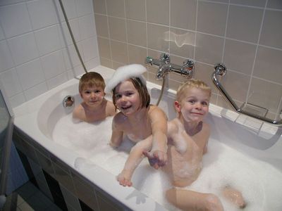 Gruppenavatar von Ich hasse es, mich in der Badewanne niederzulegen wenn das Wasser so heiß ist..;-)