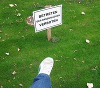 Wie kommen die "Rasen betreten verboten" Schilder auf den Rasen, wenn sie keiner betreten darf?