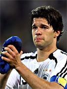 Wer wü dem gschissnen Ballack a a Fotzn gebn?