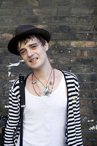 du willst ein äffchen mit hut das bier trinkt? nimm pete doherty :D