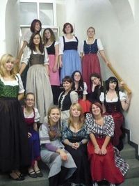 Die Dirndl-Trägerinnen der 2b (HBLA für künstlerische Gestaltung) 2008/09