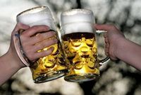 Biertrinkende Männer sind Sympathisch