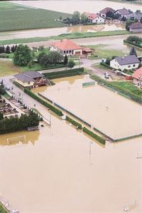 Des geht ned, da Tennisplotz steht unter Wossa!