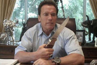 arnie droht mit riesigem messer !