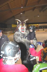 Schiachperchten zu Gast bei den Junior Sharks@Eishalle Gmunden