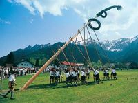 Maibaum-Setzen in Mondsee@Reiffeisenbank