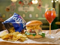 MUST-TRY FÜR BURGER-FANS: Crunchy Burger Pairing im Cafe Mendez@Cafe Mendez