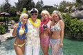 Hugh Hefner mit seinen Playboy Girls 208315