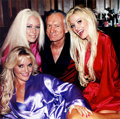 Hugh Hefner mit seinen Playboy Girls 208317