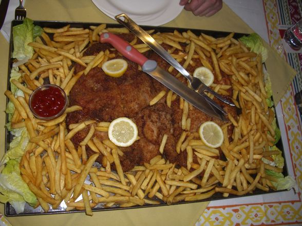 XXL schnitzel & XXL Bratwurst - 