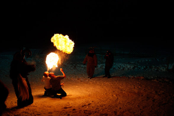 Ich beim Feuerspucken und Perchtenlauf - 