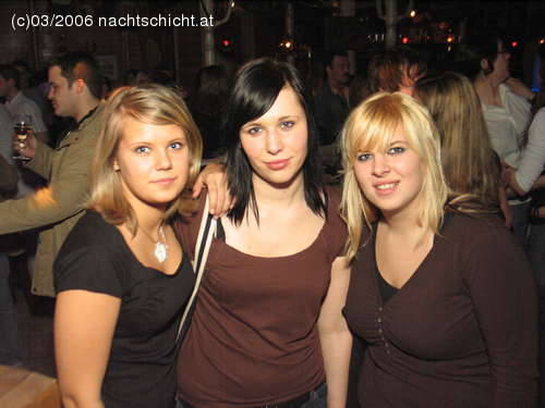 Schrödingergirls vs. Bulmeboys - 