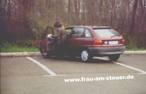 Frau am Steuer - 