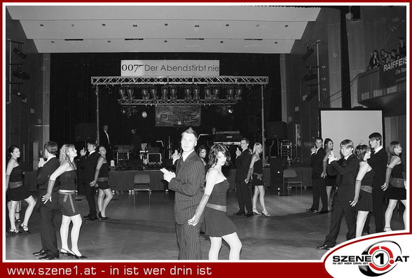 (2)007 - Der Abend stirbt nie - 