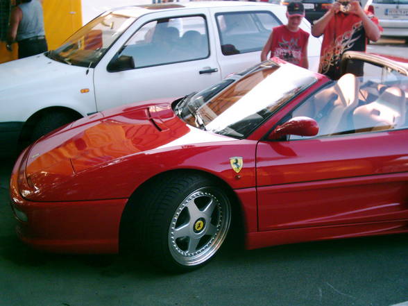 voi der geile Ferarri!!   *smile* - 