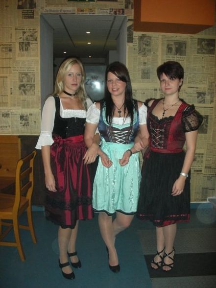 Dirndl Power im Leo - 