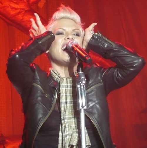 P!NK live Burg Clam - 