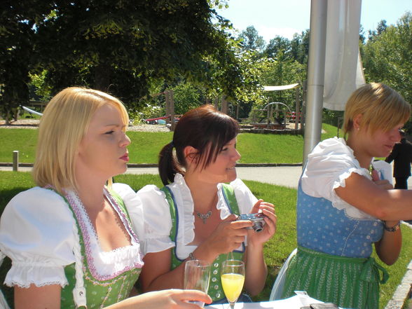 Ois im Dirndl - 