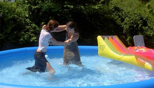 Sisters Pool Pogo - 