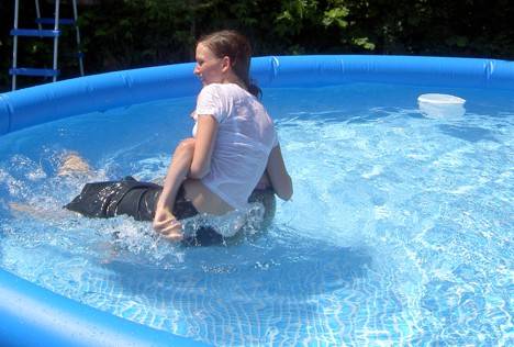 Sisters Pool Pogo - 