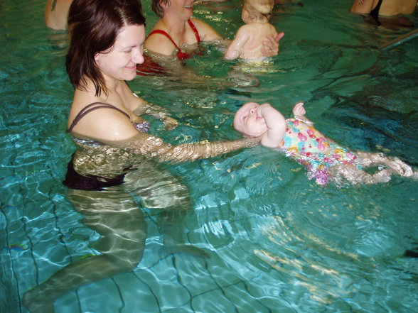 JULIA beim Babyschwimmen - 