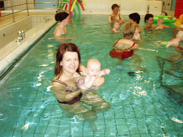 JULIA beim Babyschwimmen - 