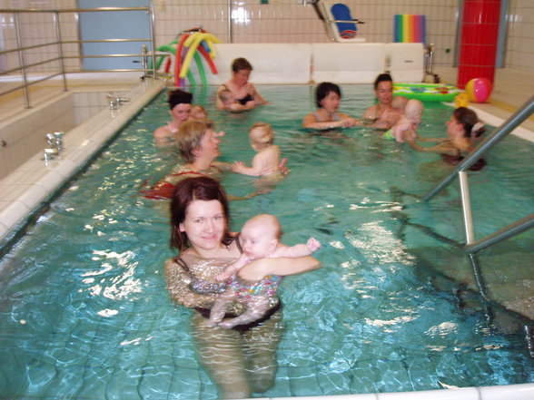 JULIA beim Babyschwimmen - 