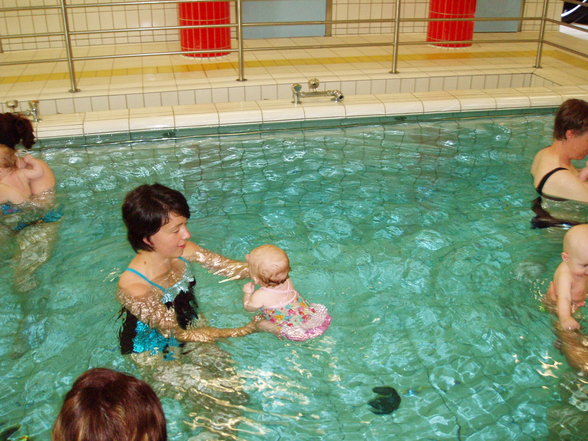 JULIA beim Babyschwimmen - 