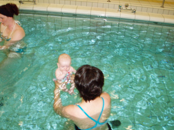 JULIA beim Babyschwimmen - 