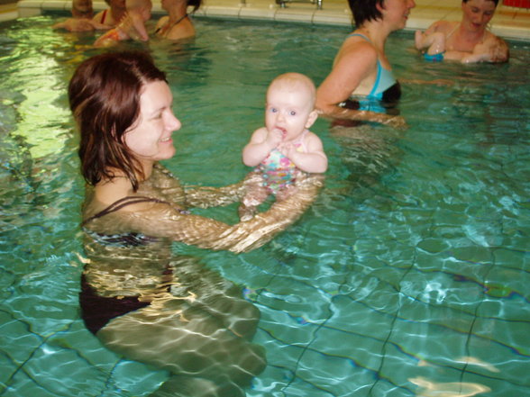 JULIA beim Babyschwimmen - 