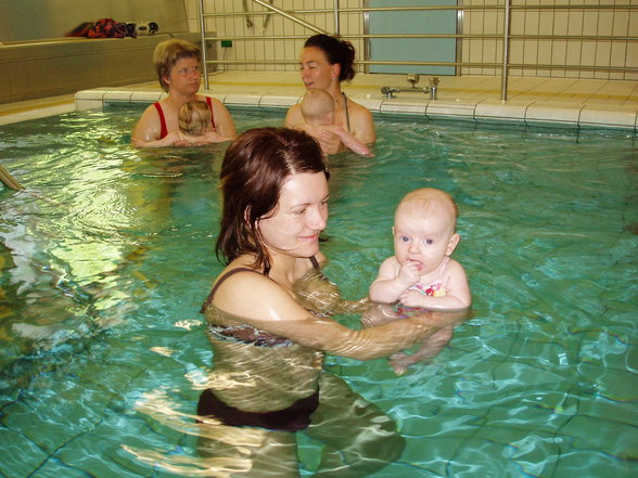 JULIA beim Babyschwimmen - 