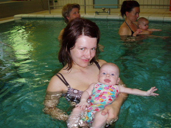 JULIA beim Babyschwimmen - 