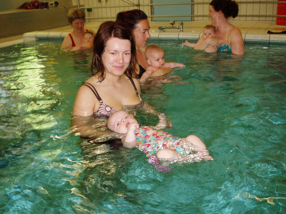 JULIA beim Babyschwimmen - 