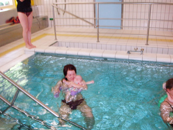 JULIA beim Babyschwimmen - 